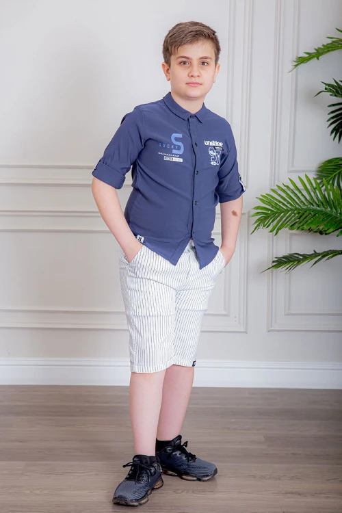 بدلة ولادي قطعتين قميص لون كحلي بأزرار و كتابات من الأمام و شورت لون أبيض مخطط بجيوب من الجانبين و الخلف