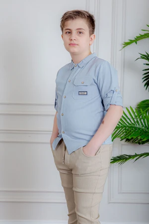 بدلة ولادي قطعتين قميص لون سماوي  بأزرار و جيب و كتابات من الأمام و بنطلون لون بيج بجيوب من الجانبين و الخلف و برباط في الخصر