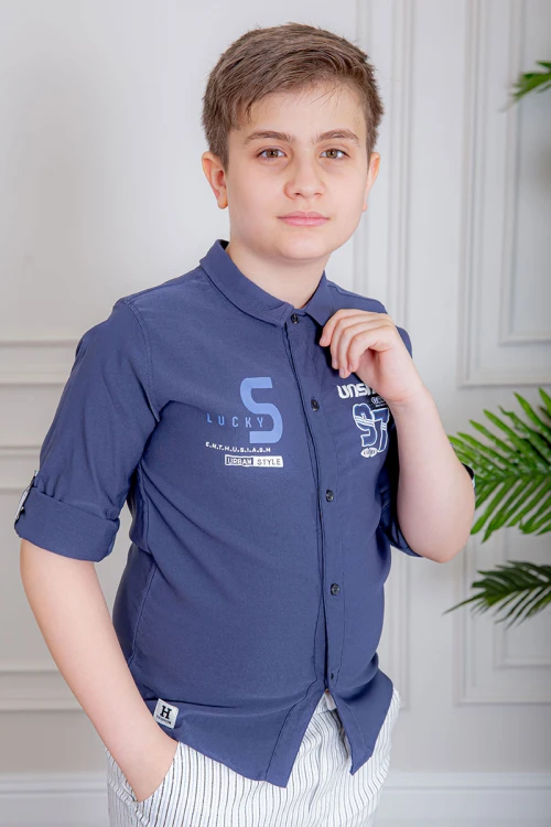 بدلة ولادي قطعتين قميص لون كحلي بأزرار و كتابات من الأمام و شورت لون أبيض مخطط بجيوب من الجانبين و الخلف