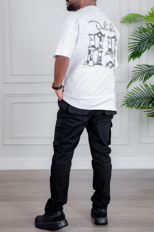 تيشيرت رجالي لون أبيض ياقة دائرية مزين بكتابات و طبعات من الأمام و الخلف