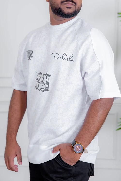 تيشيرت رجالي لون أبيض ياقة دائرية مزين بكتابات و طبعات من الأمام و الخلف