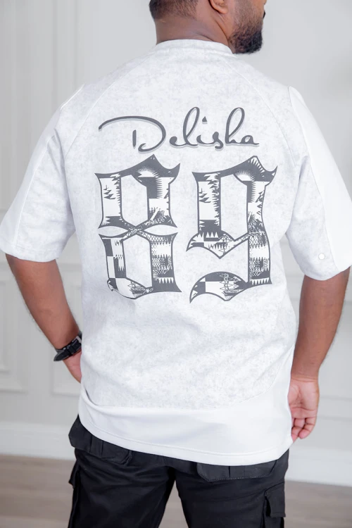 تيشيرت رجالي لون أبيض ياقة دائرية مزين بكتابات و طبعات من الأمام و الخلف