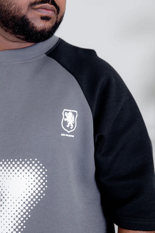 تيشيرت رجالي لون رصاصي و أسود مزين بكتابات و طبعات من الأمام و الخلف