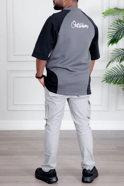 تيشيرت رجالي لون رصاصي و أسود مزين بكتابات و طبعات من الأمام و الخلف