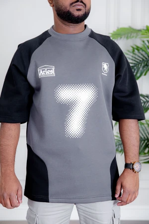 تيشيرت رجالي لون رصاصي و أسود مزين بكتابات و طبعات من الأمام و الخلف 