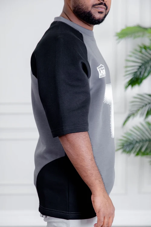 تيشيرت رجالي لون رصاصي و أسود مزين بكتابات و طبعات من الأمام و الخلف