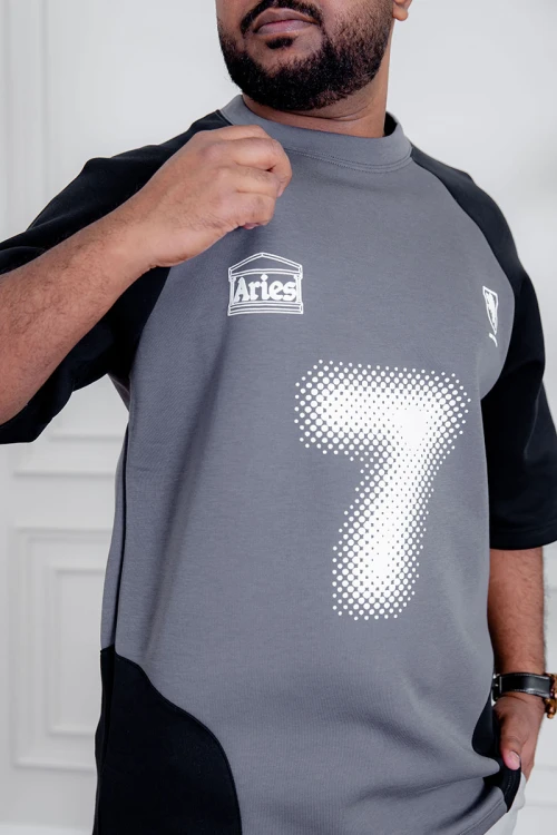 تيشيرت رجالي لون رصاصي و أسود مزين بكتابات و طبعات من الأمام و الخلف