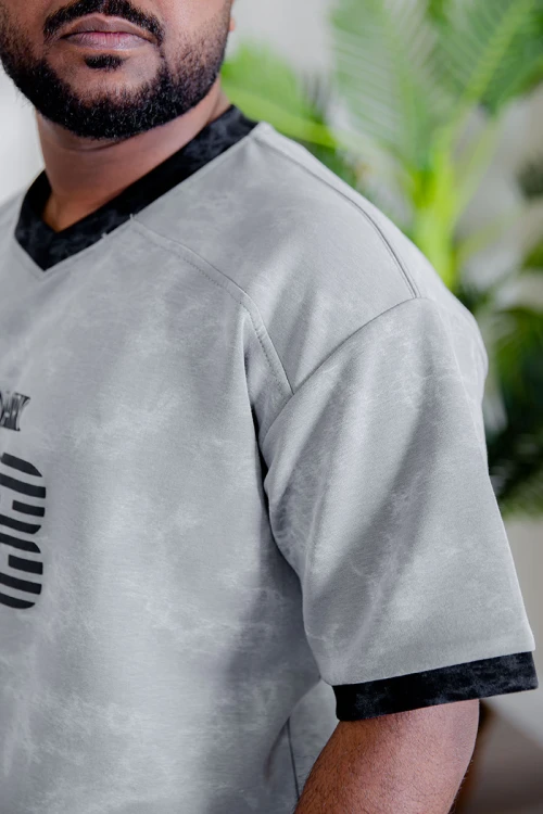 تيشيرت رجالي لون رمادي بأطراف باللون الأسود مزين بكتابات و طبعات من الأمام و الخلف