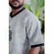 تيشيرت رجالي لون رمادي بأطراف باللون الأسود مزين بكتابات و طبعات من الأمام و الخلف