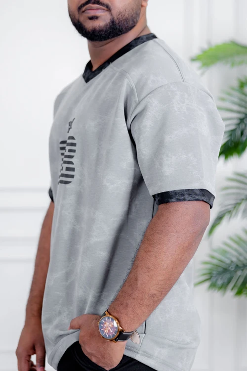 تيشيرت رجالي لون رمادي بأطراف باللون الأسود مزين بكتابات و طبعات من الأمام و الخلف