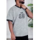تيشيرت رجالي لون رمادي بأطراف باللون الأسود مزين بكتابات و طبعات من الأمام و الخلف