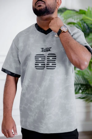 تيشيرت رجالي لون رمادي بأطراف باللون الأسود مزين بكتابات و طبعات من الأمام و الخلف