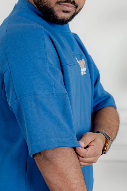 تيشيرت رجالي لون أزرق ياقة دائرية مزين بكتابات و طبعات من الأمام و الخلف