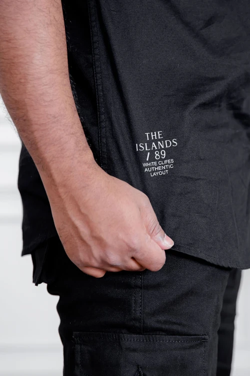 قميص رجالي لون أسود بأكمام طويلة و جيب من الأمام و بأزرار من الأمام و الأكمام