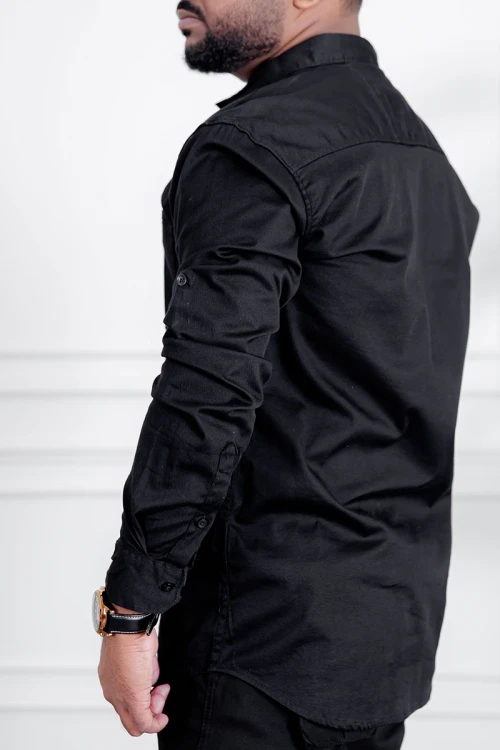 قميص رجالي لون أسود بأكمام طويلة و جيب من الأمام و بأزرار من الأمام و الأكمام