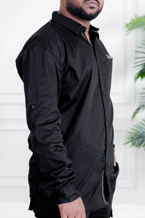 قميص رجالي لون أسود بأكمام طويلة و جيب من الأمام و بأزرار من الأمام و الأكمام