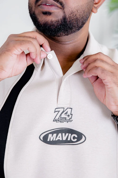 تيشيرت رجالي لون بيج فاتح و أسود ياقة مطوية بأزرار مزين بكتابات و طبعات من الأمام و الخلف