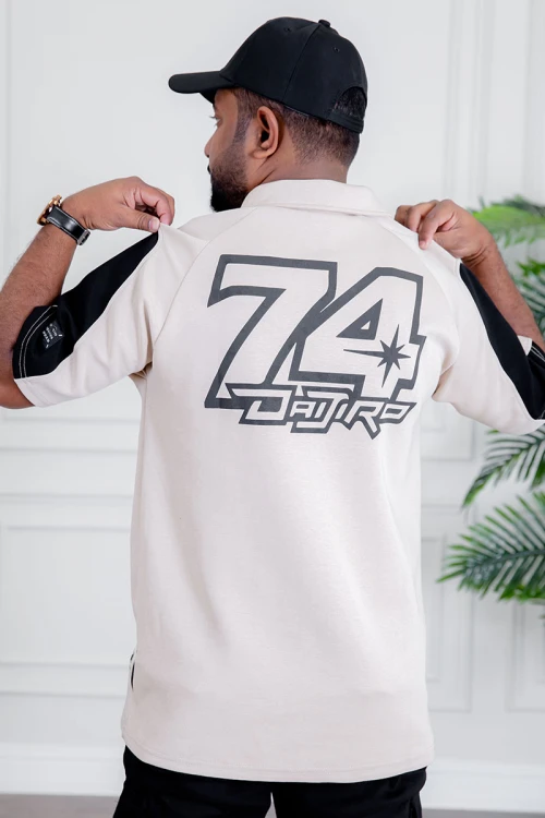 تيشيرت رجالي لون بيج فاتح و أسود ياقة مطوية بأزرار مزين بكتابات و طبعات من الأمام و الخلف