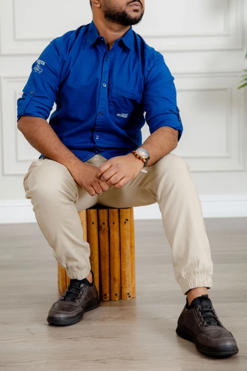 قميص رجالي لون أزرق كم طويل بأزرار من الأمام و الجانبين و بجيب من الأمام