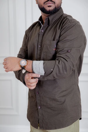 قميص رجالي لون بني كم طويل بأزرار من الأمام و الجانبين و بجيب من الأمام 