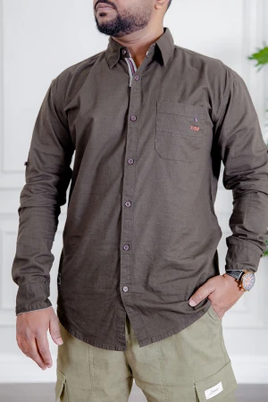 قميص رجالي لون بني كم طويل بأزرار من الأمام و الجانبين و بجيب من الأمام 