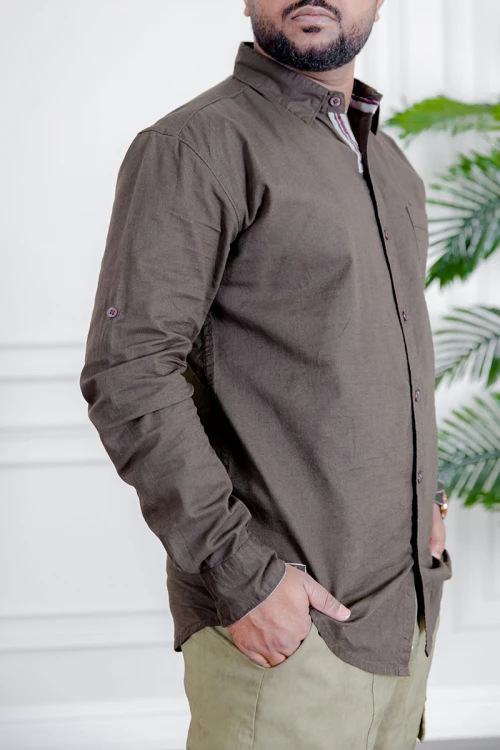 قميص رجالي لون بني كم طويل بأزرار من الأمام و الجانبين و بجيب من الأمام