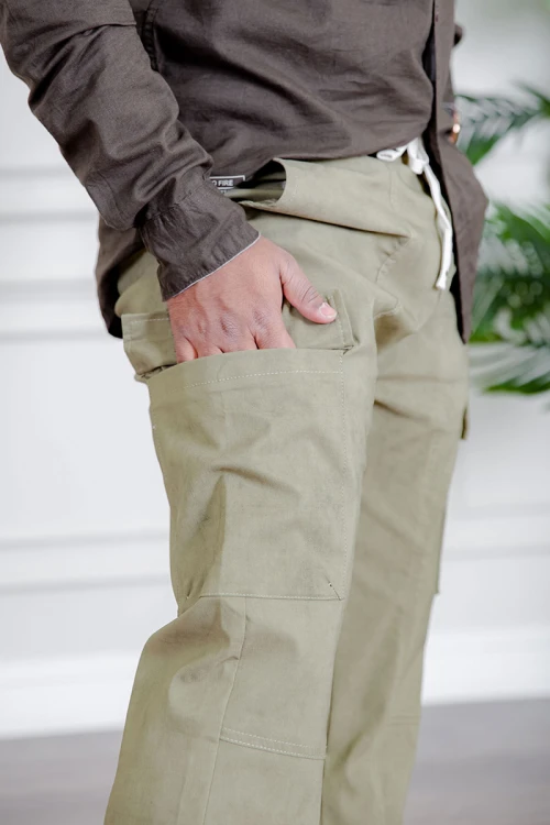 بنطلون رجالي لون أخضر فاتح بجيوب من الجانبين و الخلف و برباط في الخصر و زم أسفل البنطلون