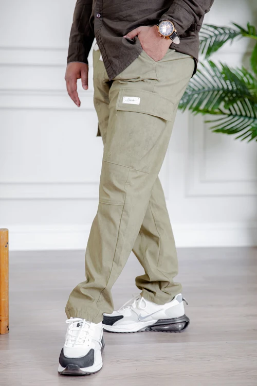 بنطلون رجالي لون أخضر فاتح بجيوب من الجانبين و الخلف و برباط في الخصر و زم أسفل البنطلون