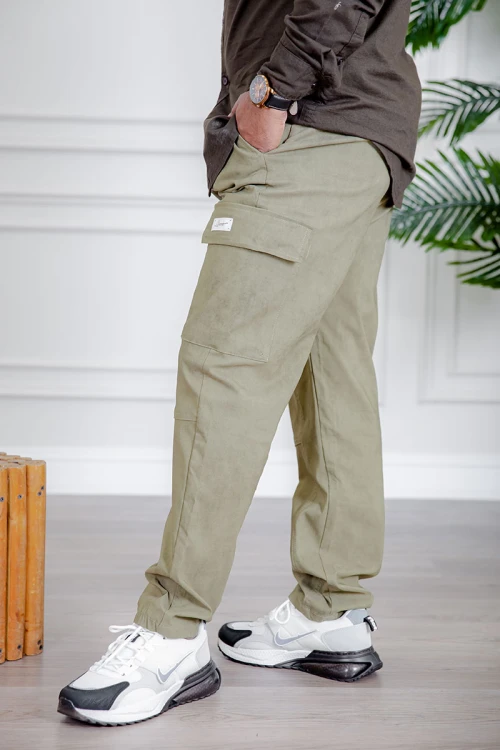 بنطلون رجالي لون أخضر فاتح بجيوب من الجانبين و الخلف و برباط في الخصر و زم أسفل البنطلون