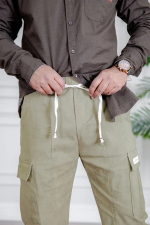 بنطلون رجالي لون أخضر فاتح بجيوب من الجانبين و الخلف و برباط في الخصر و زم أسفل البنطلون