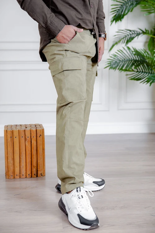 بنطلون رجالي لون أخضر فاتح بجيوب من الجانبين و الخلف و برباط في الخصر و زم أسفل البنطلون