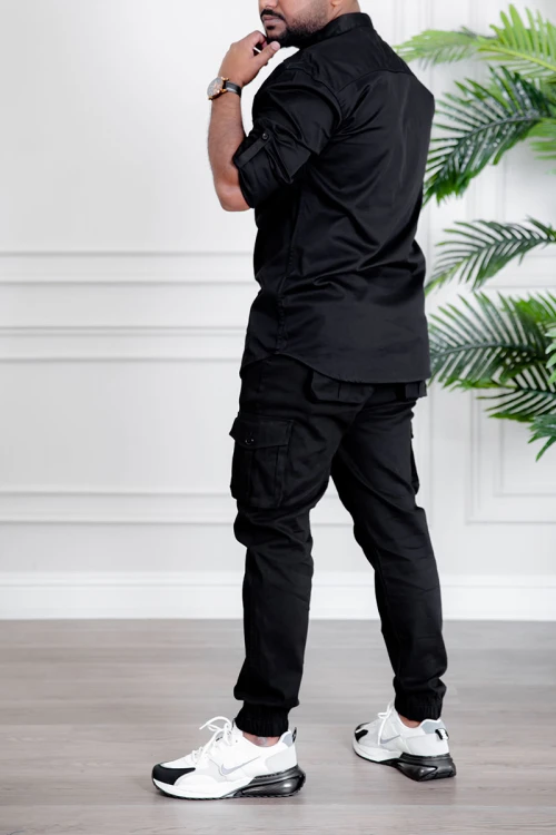 بنطلون رجالي متعدد الألوان بجيوب من الجانبين و الخلف و برباط في الخصر و زم في أسفل البنطلون