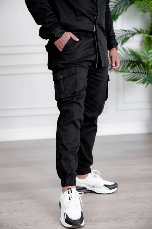 بنطلون رجالي متعدد الألوان بجيوب من الجانبين و الخلف و برباط في الخصر و زم في أسفل البنطلون