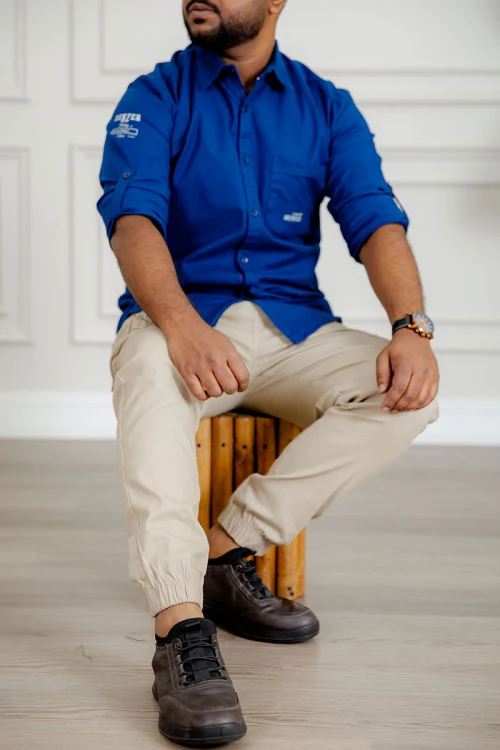 بنطلون رجالي متعدد الألوان بجيوب من الجانبين و الخلف و برباط في الخصر و زم في أسفل البنطلون