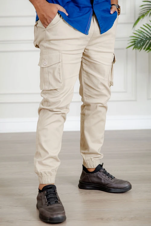 بنطلون رجالي متعدد الألوان بجيوب من الجانبين و الخلف و برباط في الخصر و زم في أسفل البنطلون