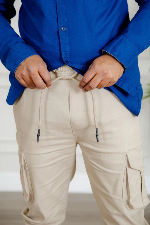 بنطلون رجالي متعدد الألوان بجيوب من الجانبين و الخلف و برباط في الخصر و زم في أسفل البنطلون