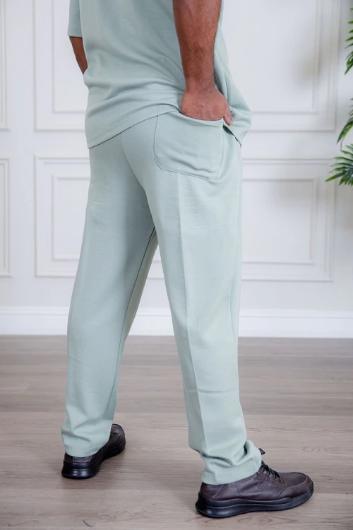 طقم رجالي قطعتين لون تيفاني فاتح تيشيرت بكتابات و طبعات مع بنطلون طويل بجيوب من الجانبين و الخلف و برباط في الخصر