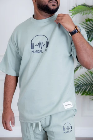 طقم رجالي قطعتين لون تيفاني فاتح تيشيرت بكتابات و طبعات مع بنطلون طويل بجيوب من الجانبين و الخلف و برباط في الخصر 