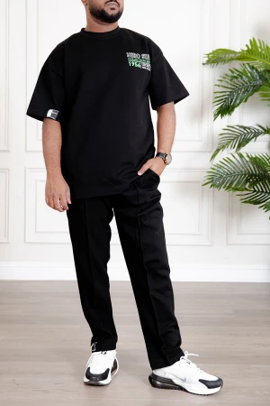 طقم رجالي قطعتين لون أسود تيشيرت بكتابات و طبعات مع بنطلون طويل بجيوب من الجانبين 