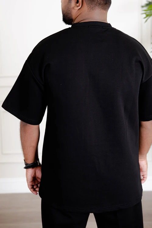 طقم رجالي قطعتين لون أسود تيشيرت بكتابات و طبعات مع بنطلون طويل بجيوب من الجانبين