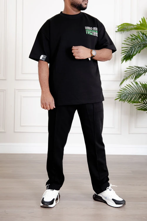 طقم رجالي قطعتين لون أسود تيشيرت بكتابات و طبعات مع بنطلون طويل بجيوب من الجانبين