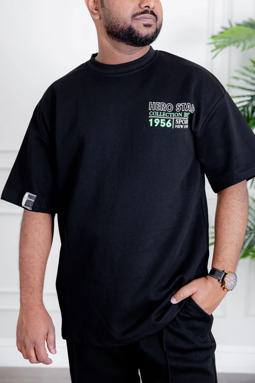 طقم رجالي قطعتين لون أسود تيشيرت بكتابات و طبعات مع بنطلون طويل بجيوب من الجانبين