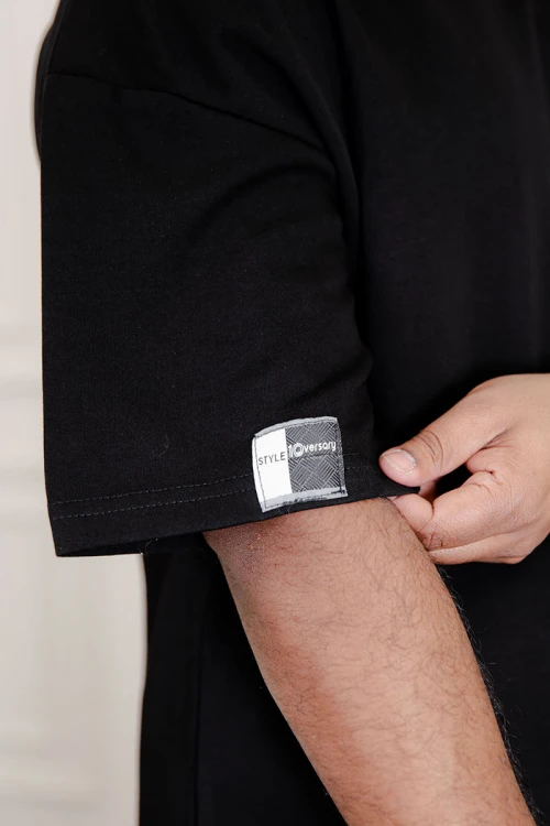 طقم رجالي قطعتين لون أسود تيشيرت بكتابات و طبعات مع بنطلون طويل بجيوب من الجانبين