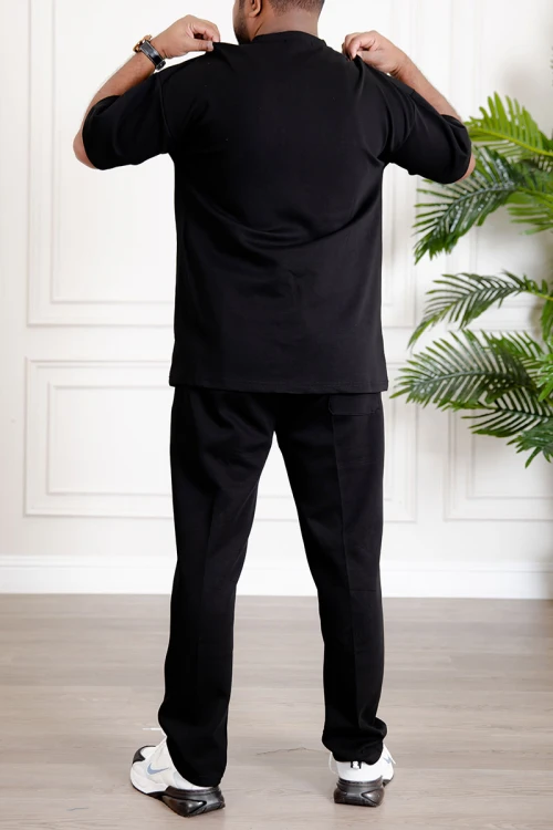 طقم رجالي قطعتين لون أسود تيشيرت بكتابات و طبعات مع بنطلون طويل بجيوب من الجانبين