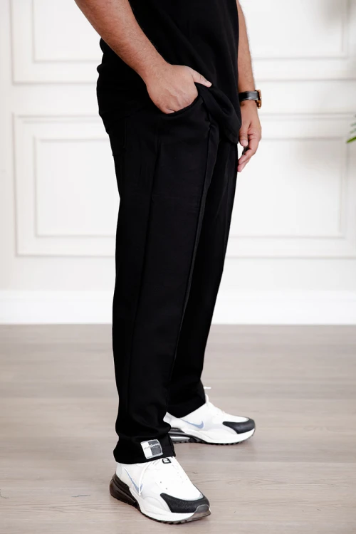 طقم رجالي قطعتين لون أسود تيشيرت بكتابات و طبعات مع بنطلون طويل بجيوب من الجانبين