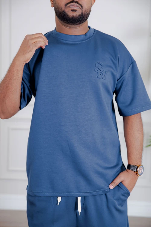 طقم رجالي قطعتين لون أزرق تيشيرت بطبعات مع شورت بجيوب من الجانبين و الخلف و برباط في الخصر