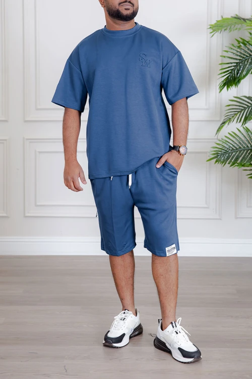 طقم رجالي قطعتين لون أزرق تيشيرت بطبعات مع شورت بجيوب من الجانبين و الخلف و برباط في الخصر