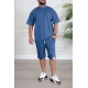 طقم رجالي قطعتين لون أزرق تيشيرت بطبعات مع شورت بجيوب من الجانبين و الخلف و برباط في الخصر