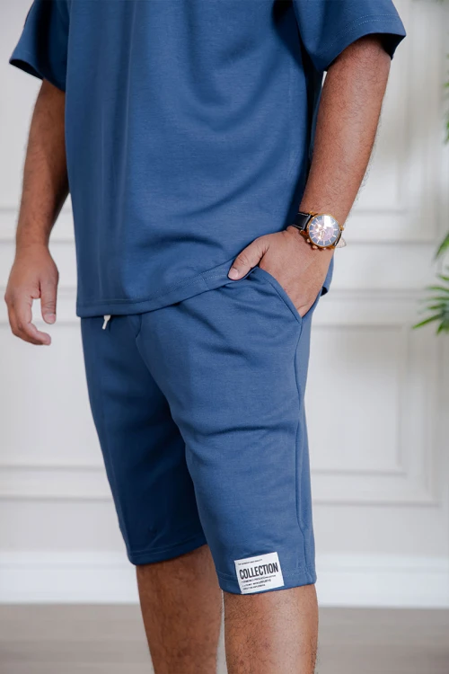 طقم رجالي قطعتين لون أزرق تيشيرت بطبعات مع شورت بجيوب من الجانبين و الخلف و برباط في الخصر