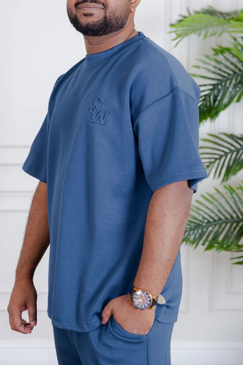 طقم رجالي قطعتين لون أزرق تيشيرت بطبعات مع شورت بجيوب من الجانبين و الخلف و برباط في الخصر